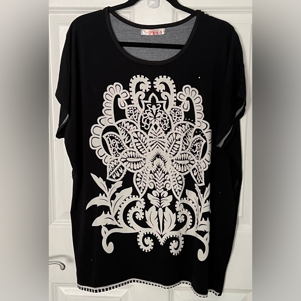 123 brand blouse. Light and flow, cute print on front and back. Size XL